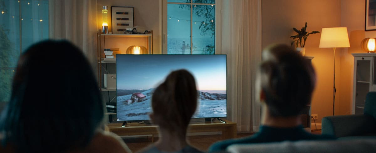 Oturma odasında büyük ekran televizyonun seyredildiği aile toplantısı