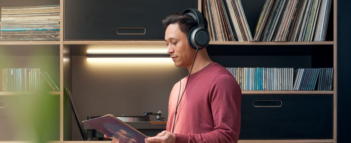 Philips X3 kulaklıkla müzik dinleyen bir adam
