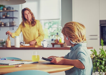 Philips açık kulak tasarımlı kablosuz çocuk kulaklığı kullanarak video izleyen erkek çocuk