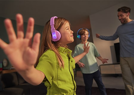 Philips kulak üstü kulaklıkla müzik dinleyen çocuklar