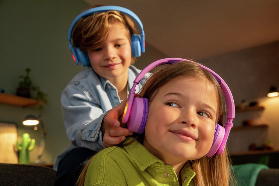 Kulak üstü Çocuk Kulaklıklarını kullanırken oynayan iki kardeş