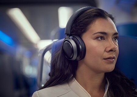 Philips L4 kulaklıkla Gürültü Engelleme Pro+'ın keyfini çıkaran kadın