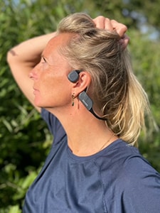 Philips kemik iletimli bluetooth kulaklık takan kadın