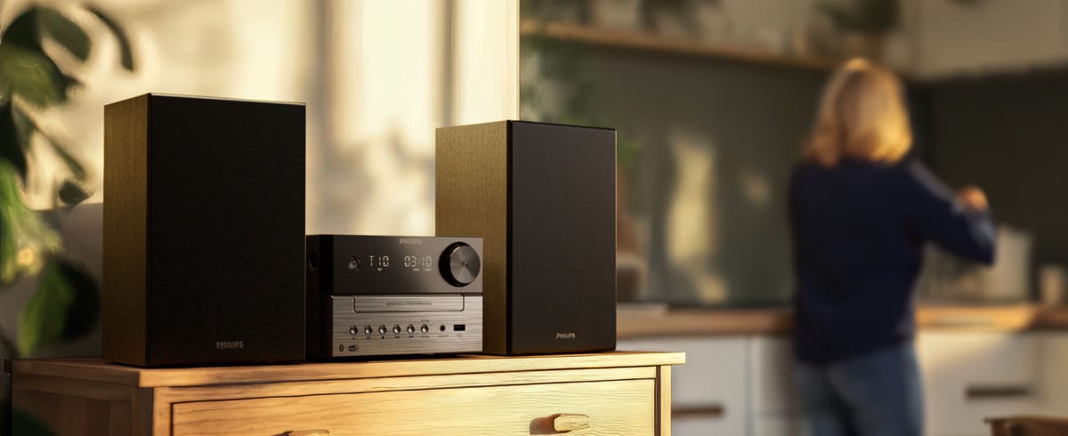 Kadınlar, Philips müzik sistemiyle mutfakta müzik dinliyor