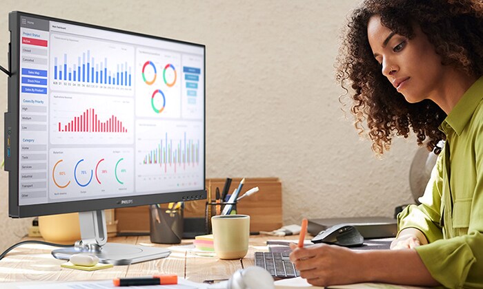 TCO Edge sertifikalı Philips monitörlerle çalışan bir kadın.