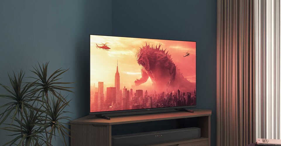Köşe sehpasındaki Philips TV'de bir Godzilla filmi gösteriliyor