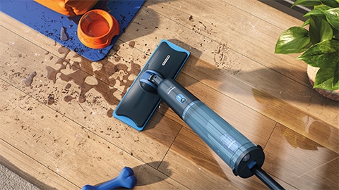 Philips OneUp Elektrikli Paspas, ahşap zemini temizliyor