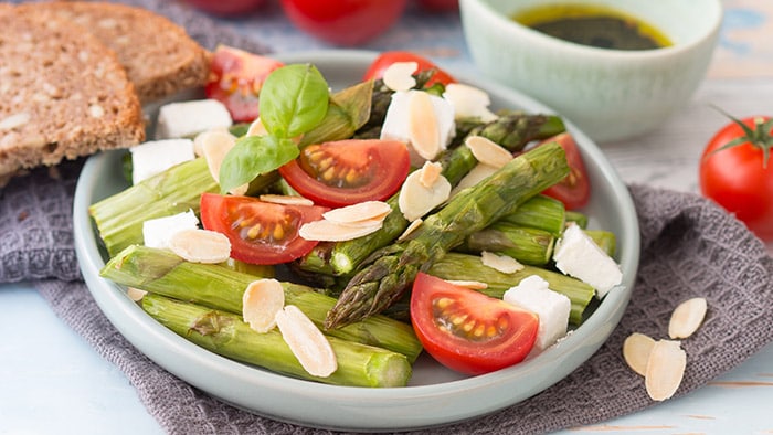Spring salad with grilled asparagus, tomato and feta