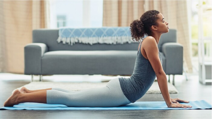 Yoga yaparken kadın